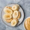 Bananas su žemės riešutų sviestu be pridėtinio cukraus